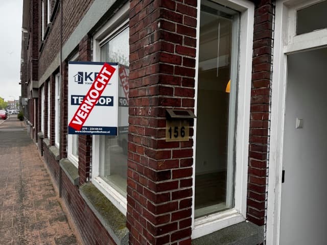 Verkocht-bord van KB Vastgoedbeheer voor een verkochte woning