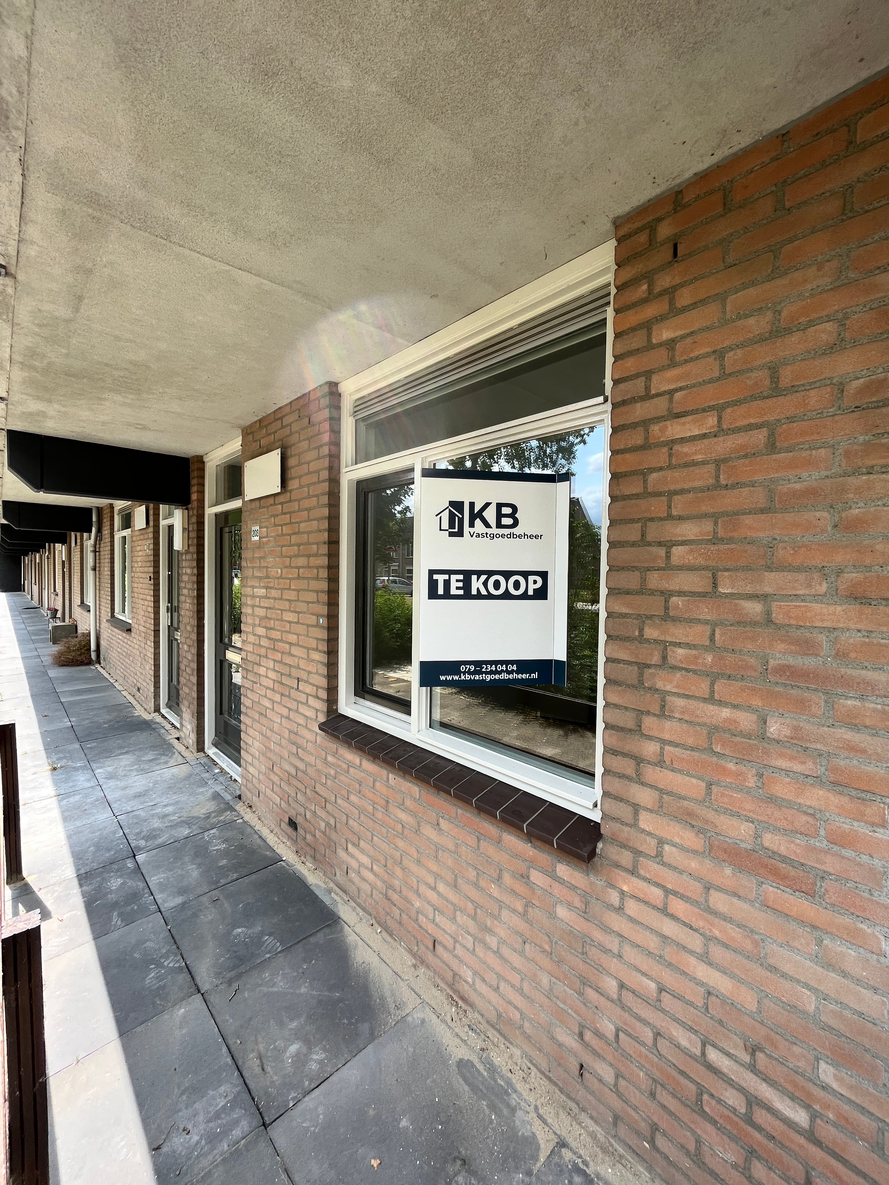 KB Vastgoedbeheer verkoopbord in raam