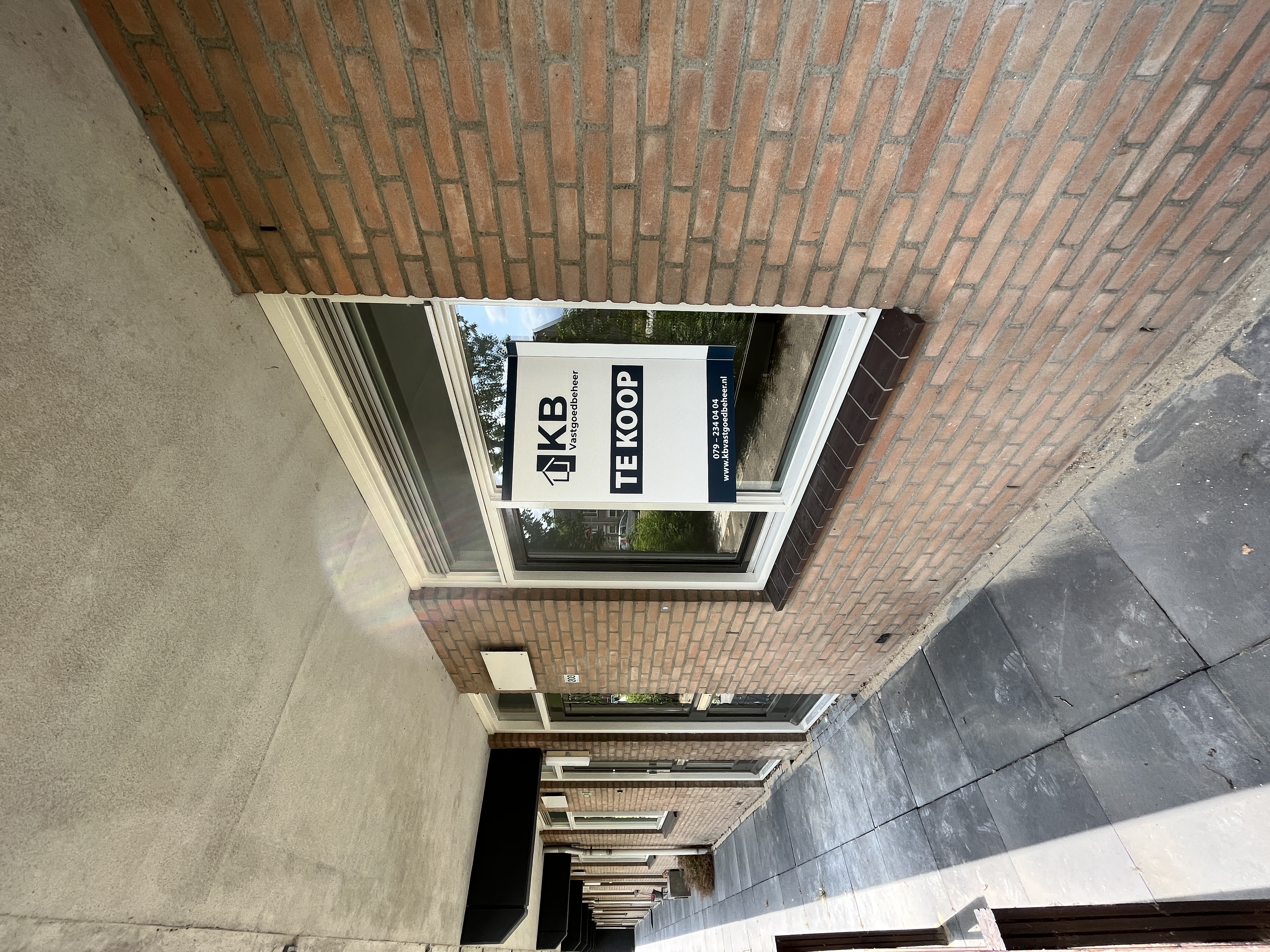 KB Vastgoedbeheer verkoopbord in raam