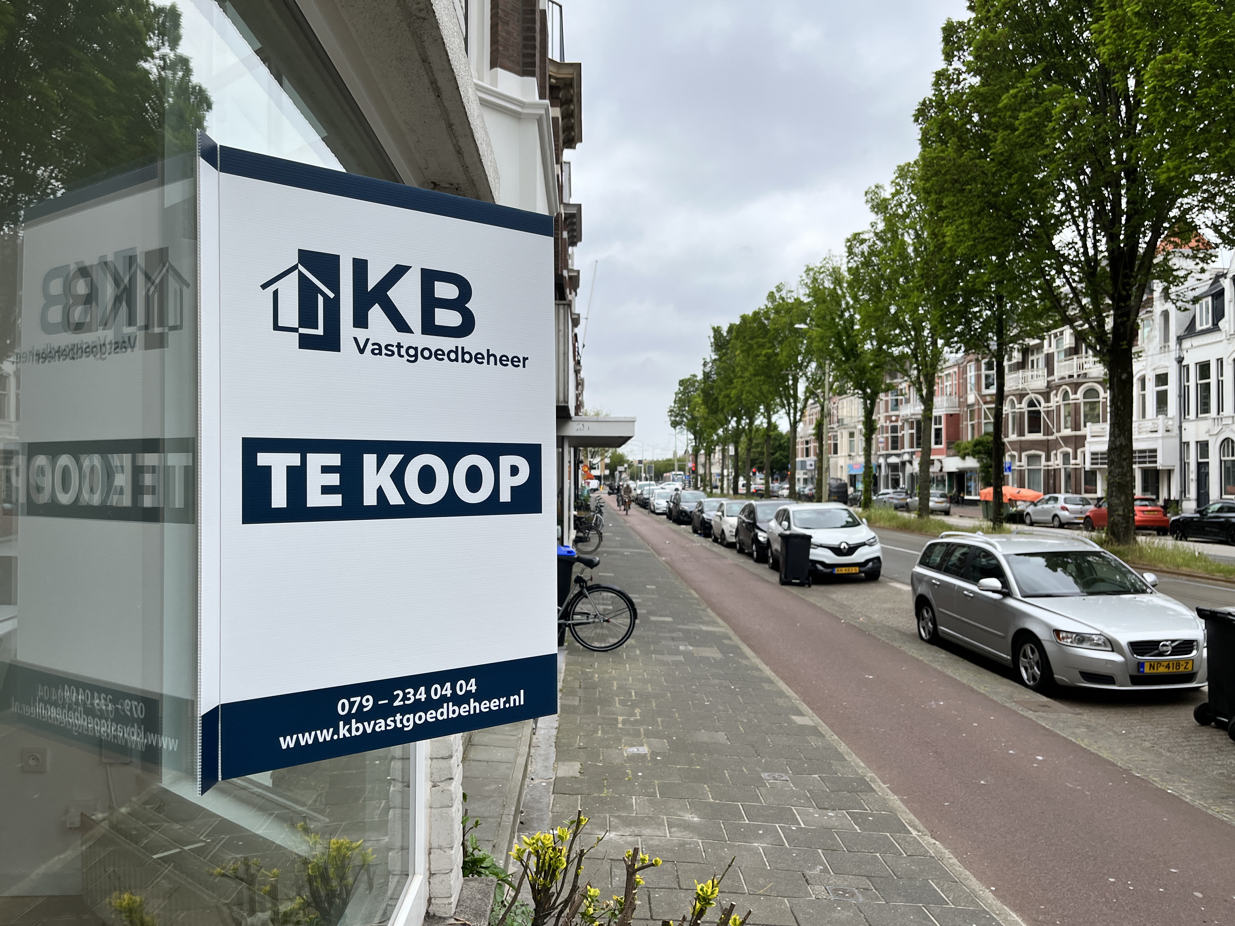 KB Vastgoedbeheer verkoopbord aan straat